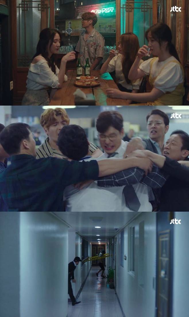 40대 중반의 중년 남성들은 전혀 어른스럽지 못한 태도를 보인다. 아내가 외박한다고 젊은 여성들과 합석해서 술 마시자고 제안하는가 하면, 사랑하는 아내가 유력 용의자로 몰리는 것에 반발하며 경찰서를 떠들썩하게 만들고, 우정을 명분으로 살인사건 현장을 마음대로 헤집고 돌아다닌다. (사진='우아한 친구들' 캡처)