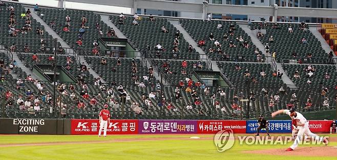 방역당국 경고 후 사직구장 거리두기 (부산=연합뉴스) 손형주 기자 = 31일 오후 부산 사직구장에서 열린 KIA 타이거즈와 롯데 자이언츠 경기에서 관중들이 거리두기를 하고 경기를 관전하고 있다. 2020.7.31 handbrother@yna.co.kr