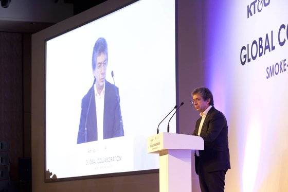 안드레 칼란조풀로스 필립모리스 인터내셔널(PMI) 최고경영자(CEO)가 올해 1월 서울 종로구 포시즌스호텔에서 열린 'KT&G-PMI 글로벌 컬래버레이션'에 참석해 인사말을 하고 있다. 뉴시스