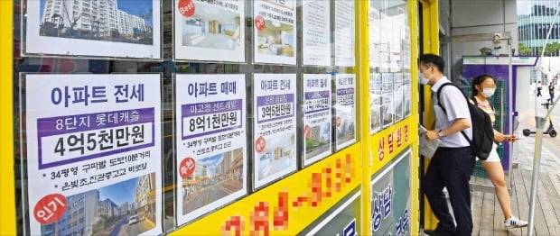집주인과 세입자 간 갈등이 불거지고 있는 서울 은평구 은평뉴타운의 한 중개업소에 전세 매물 안내문이 붙어 있다.  /강은구 기자 egkang@hankyung.com