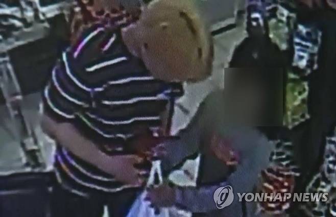 창녕 학대 피해 아동 (창녕=연합뉴스) 계부와 친모에게 학대당한 것으로 알려진 경남 창녕의 한 초등학생 A(9)양이 5월 29일 창녕 한 편의점에서 최초 경찰 신고자(왼쪽)와 대화하고 있다. [연합뉴스 자료사진]