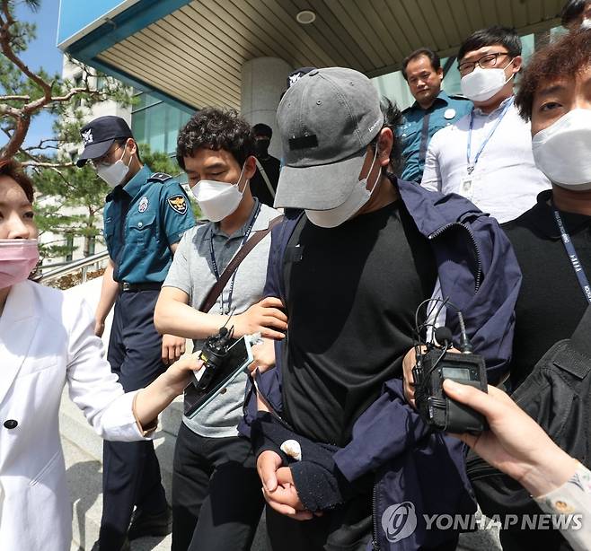 경찰서 나서는 창녕 학대 계부 (밀양=연합뉴스) 창녕 아동학대 계부가 6월 15일 오전 영장실질심사(구속 전 피의자 심문)를 받기 위해 경남 밀양경찰서에서 나오고 있다. 이 계부는 자신의 의붓딸을 쇠사슬 등으로 학대한 혐의를 받는다. [연합뉴스 자료사진]