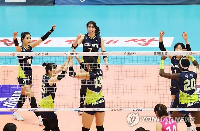 현대건설 선수들. 윗줄 가장 왼쪽이 이다영, 두 번째 고유민. [한국배구연맹 제공. 재배포 및 DB 금지]