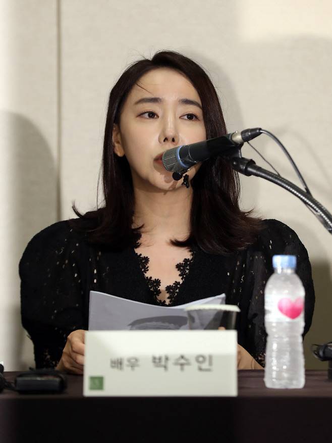 골프장 갑질 논란에 휩싸인 배우 박수인이 30일 서울 여의도 63컨벤션센터에서 열린 기자회견에서 발언하고 있다(사진=뉴시스).