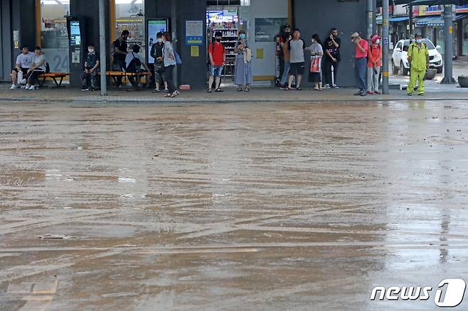2일 오전 경기도 안성시 일죽시외버스터미널 일대가 폭우로 인한 토사로 덮여 있다. 2020.8.2/뉴스1 © News1 조태형 기자