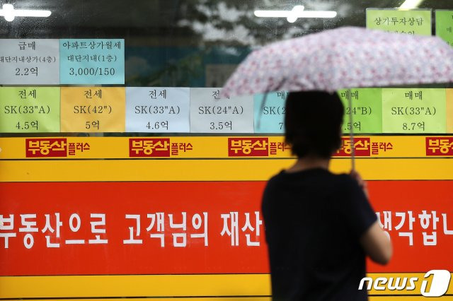 2일 KB부동산의 ‘월간 주택가격 동향’에 따르면 지난달 서울 강북(14개구)지역 아파트 평균 전세가격은 4억180만원으로, KB가 해당 통계를 작성하기 시작한 2011년 6월 이후 처음으로 4억원을 돌파했다. 강북 아파트 평균 전세가격은 2015년 11월(3억242만원) 3억원대에 진입한 뒤 56개월 만에 1억원이 더 올라 4억원대에 들어섰다. 사진은 이날 서울 강북의 한 아파트 단지 부동산 정보란에 4억대 전세매물이 붙어 있다. 2020.8.2/뉴스1 (서울=뉴스1)