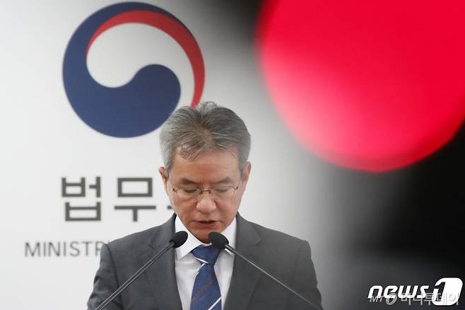 (과천=뉴스1) 민경석 기자 = 김남준 법무·검찰개혁위원회 위원장이 27일 오후 경기도 과천시 정부과천청사 법무부 브리핑실에서 제43차 위원회 권고안을 발표하고 있다.   법무·검찰개혁위 는 이날 법무부 장관과 검찰총장의 수사지휘권 제도 개혁 등에 대해 심의 및 의결했다. 2020.7.27/뉴스1