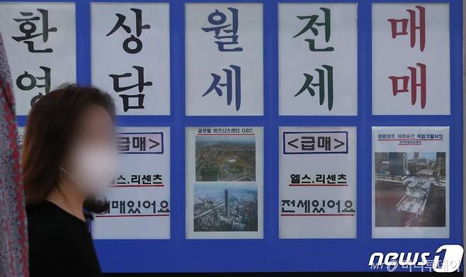 계약갱신청구권제와 전월세상한제를 도입하는 '주택임대차보호법' 개정안이 국회 본회의를 통과한 30일 서울 송파구 한 부동산중계업소에 '전세와 월세 상담' 문구가 붙어 있다. 이날 한국감정원은 27일 조사 기준 서울 아파트 전셋값이 0.14% 올랐다고 밝혔다. /사진=뉴스1