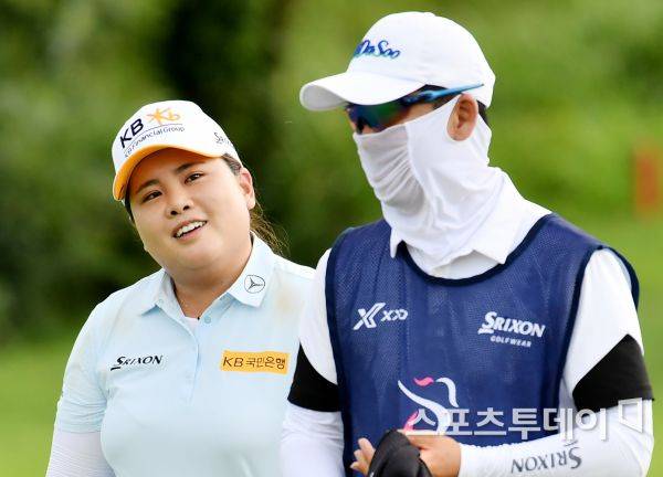 폭염 속에 함께 고생해준 남편을 바라보고 있다.