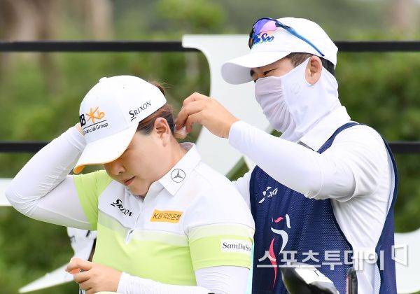3라운드. 티잉 그라운드에서 캐디 남편이 박인비의 목에 선스틱을 발라주고 있다.