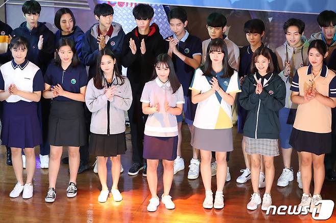 대구시교육청이 마련한 교복 전시회 행사에서  학생 모델들이 다양한 디자인의 교복을 선보이고 있다.  . 2019.12.18/(사진은 기사 내용과  직접 관련 없음). 2019.12.18/뉴스1 © News1 공정식 기자