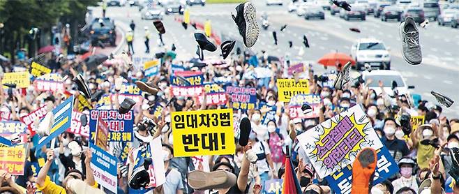 신발이라도 던지고 싶은 심정 - 정부·여당의 주택임대차보호법 개정에 반대하는 시민들이 1일 오후 서울 여의도에 모여 현 정부와 문재인 대통령에 반대하는 의미로 신발을 집어던지는 퍼포먼스를 하고 있다. 이들은 “정부와 여당이 일방적인 법 집행으로 임대인을 범법자로 몰고 있다”고 비판했다. /조인원 기자