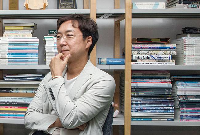 건축가 유현준 홍익대 교수. 미국 하버드 대학원과 MIT대학원에서 건축설계 석사를 마쳤다. 인문적 입담으로 도시 공간을 계몽 중이다. 사진 조인원 조선일보 기자