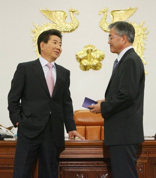 문재인 대통령(오른쪽)이 비서실장 시절 노무현 대통령에게 보고하는 모습. 전현직 두 대통령은 행정수도 이전에 강한 의욕을 보였다는 측면에서 매우 닮았다는 평가다. [연합뉴스]