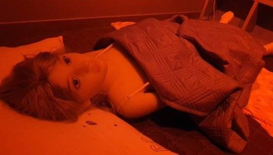 리얼돌 체험방에 들어가니 3평짜리 방에 인형이 이불을 덮고 누워있었다.
