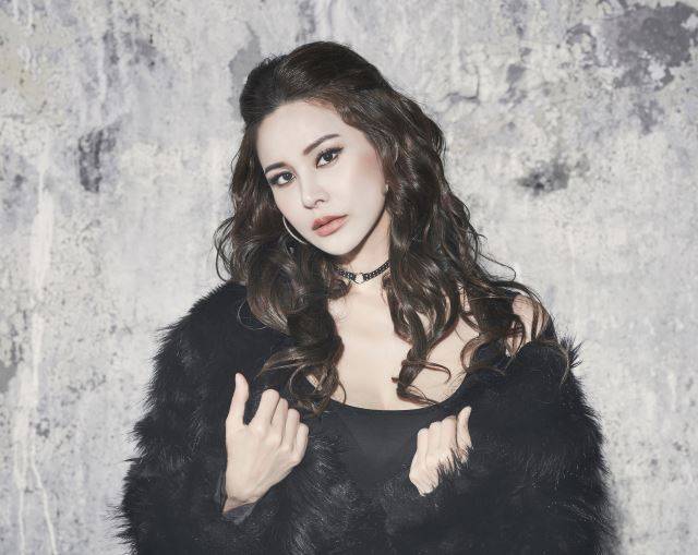 가수 겸 배우 아이비가 올해 뮤지컬 데뷔 10주년을 맞았다. 사진은 뮤지컬 '렌트'에서 미미 역을 맡은 아이비의 모습. 신시컴퍼니 제공