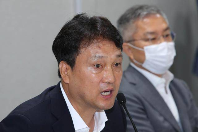 안민석 더불어민주당 의원은 3일 자신의 페이스북에 글을 올려 "여야 1가구 운동 제안한다"고 밝혔다. 그는 "여야 할 것 없이 자기 배를 채우면서 말로는 서민을 위해 하늘의 별이라도 따올 것처럼 가식과 위선의 정치인이 많은 세상"이라고 비판했다. /사진=뉴시스