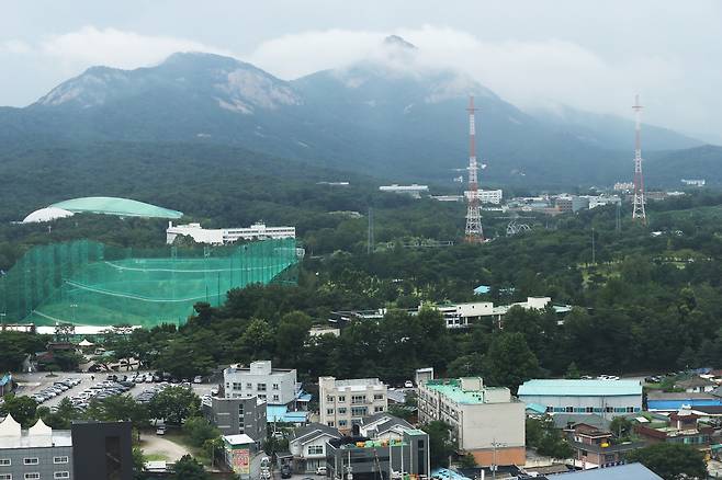 정부가 주택공급 확대 방안으로 태릉골프장과 서울 마포구 상암동 DMC랜드마크 용지 등 개발을 검토 중인 것으로 알려지면서 후보지로 언급된 지역 주민들의 민원이 폭주하고 있다. 정부가 택지 개발을 논의 중인 노원구 태릉골프장과 인근 지역의 모습. [연합]