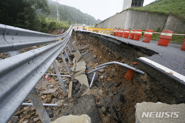 [충주=뉴시스] 인진연 기자 = 지난 2일 오후 충북 충주시 일대에 300㎜ 이상의 많은 비가 쏟아지면서 큰 인명피해와 재산피해가 발생한 가운데 3일 앙성면과 엄정면 일대에 수마가 할퀸 처참한 모습이 드러나 있다. 2020.08.03. inphoto@newsis.com