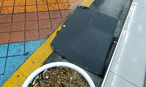 강남역 일대 인근 상가 빗물받이는 각종 고무판으로 덮여 있는 모습.