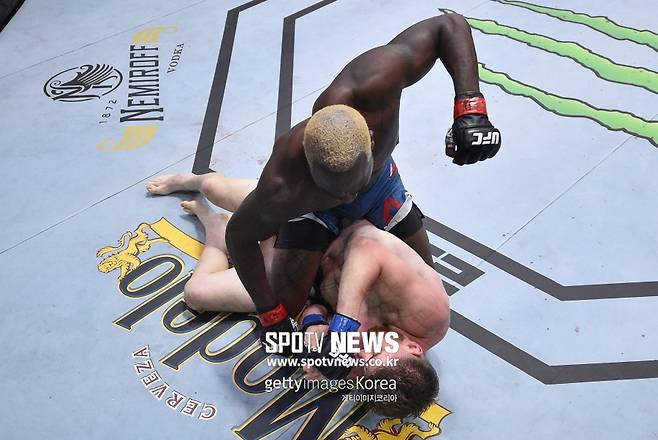 ▲ 데릭 브런슨이 에드먼 셰바지언을 지치게 하고 파운딩 연타로 승기를 잡았다.