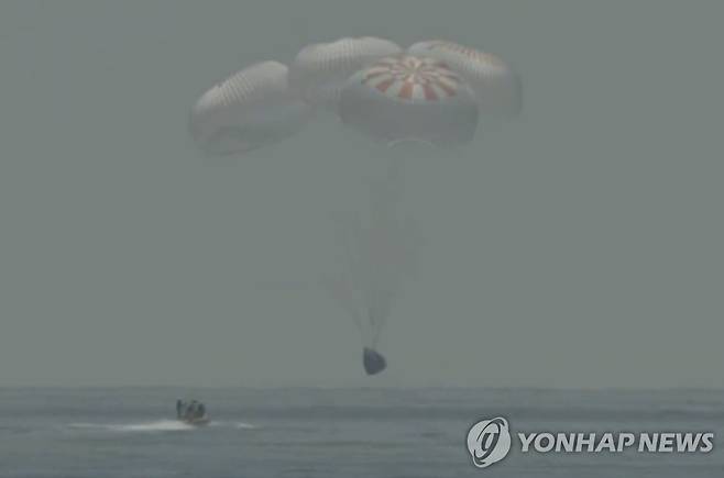 멕시코만 해상에 착수하는 스페이스X 캡슐 (멕시코만 AP=연합뉴스) 미국 민간우주개발업체 스페이스X의 캡슐이 2일(현지시간) 멕시코만 해상에 착수(着水)하고 있다. 우주비행사 더그 헐리와 봅 벤켄은 국제우주정거장(ISS)에서 두 달 조금 넘게 머물다 이날 지구로 귀환했다. 미국 항공우주국(NASA) TV 영상을 캡처한 사진. [NASA TV 제공] sungok@yna.co.kr