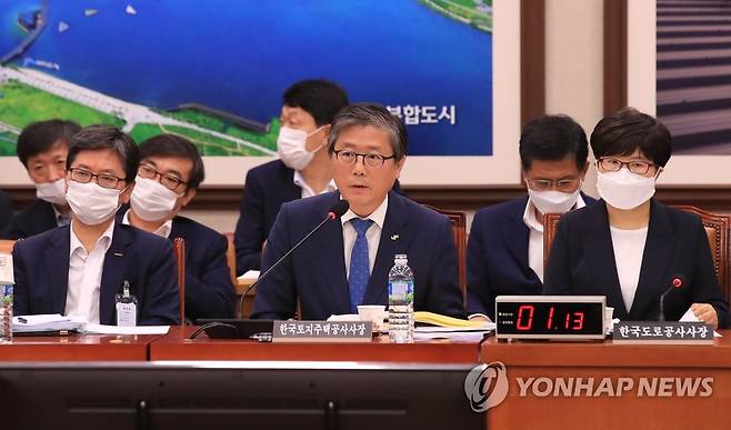 질의 답하는 변창흠 사장 (서울=연합뉴스) 한종찬 기자 = 변창흠 한국토지주택공사 사장이 3일 국회 국토교통위원회 전체회의에서 질의에 답하고 있다. 2020.8.3 saba@yna.co.kr