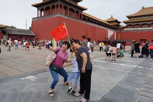 8월 12일 중국 베이징 고궁박물원(자금성) 앞에서 중국인 가족이 중국 국기 오성홍기를 손에 들고 사진을 찍고 있다. /베이징=김남희 특파원