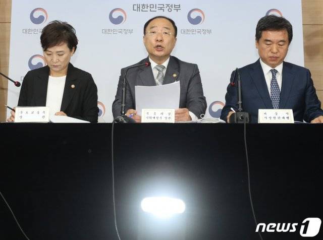 홍남기 경제부총리 겸 기획재정부장관이 4일 서울 종로구 정부서울청사에서 주택공급확대 테스크포스(TF) 회의결과 브리핑을 하고 있다. 왼쪽부터 김현미 국토교통부 장관, 홍남기 부총리, 서정협 서울시장 권한대행. 2020.8.4/뉴스1 (서울=뉴스1)