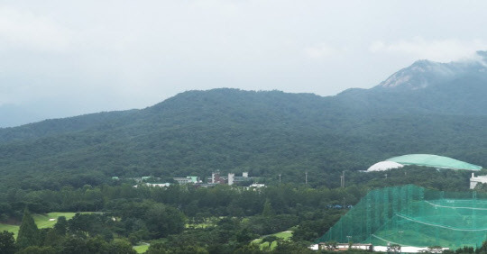 정부가 대규모 공급계획을 발표했지만 실수요자들이 체감하기까지는 앞으로 산적한 과제들이 많이 있어 시간이 상당히 걸릴 것으로 전망되고 있다. 사진은 서울 노원구 태릉골프장 전경. 정부는 태릉골프장을 개발해 주택을 공급하는 방안을 추진한다. <연합뉴스>