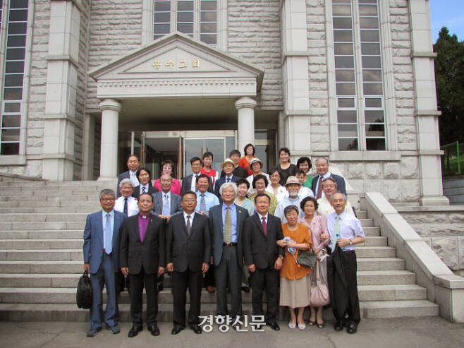 지난 2014년 북한 평양 봉수교회에서 열린 ‘8·15 남북공동기도회’에서 남북한 참가자들이 기념 촬영을 하고 있다. 한국기독교교회협의회(NCCK) 제공.