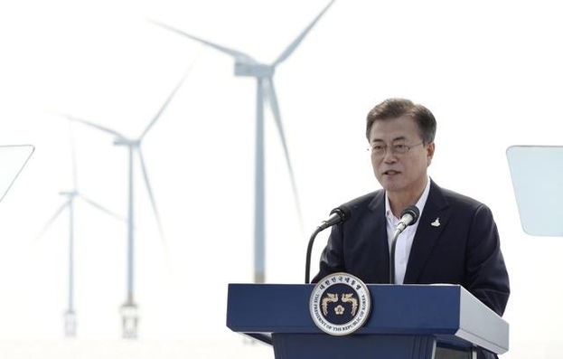 President Moon Jae-in gives a speech at a wind farm in Buan, North Jeolla Province, on July 17. (Yonhap)