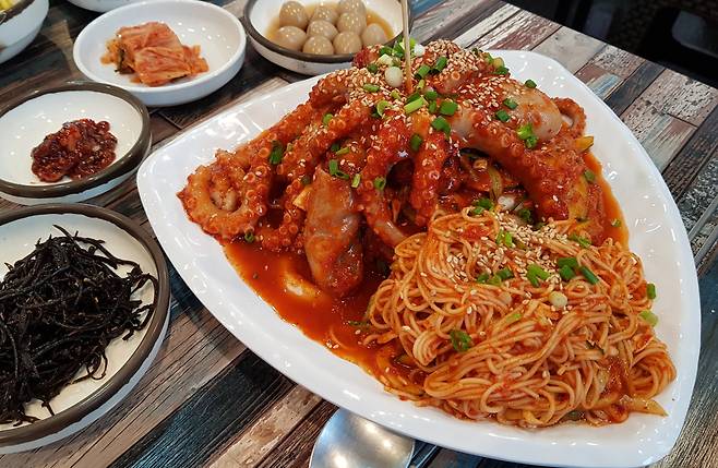 항구포차의 낙지배추초무침