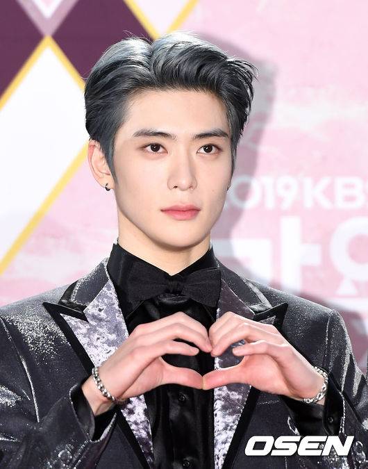 [OSEN=이대선 기자] 27일 오후 경기도 고양시 킨텍스에서 ‘2019 KBS 가요대축제’ 포토월 행사가 열렸다.그룹 NCT 127 재현이 포토타임을 갖고 있다. /sunday@osen.co.kr