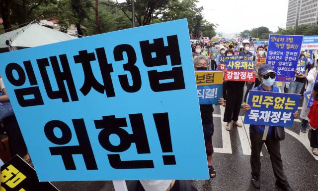 1일 서울 여의도에서 부동산 관련 단체 회원들이 정부의 부동산 규제에 반대하는 집회를 열고 임대차 3법 반대 등의 구호를 외치고 있다./연합뉴스