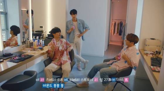 방탄소년단 뷔, 같이 아이스크림 먹고 싶은 달콤 비주얼..'로맨틱 눈빛'