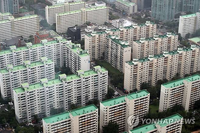 공공참여 고밀 재건축 도입…용적률 500%·층수 50층 허용 (서울=연합뉴스) 임헌정 기자 = 서울 영등포구 여의도 일대 구축 아파트 단지. 2020.8.4 kane@yna.co.kr