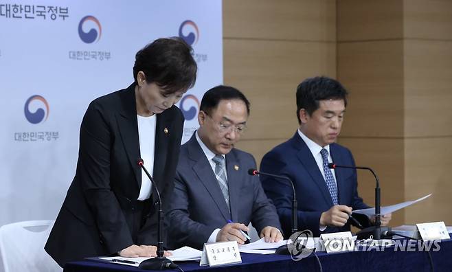 인사하는 김현미 국토교통부 장관 (서울=연합뉴스) 홍해인 기자 = 김현미 국토교통부 장관이 4일 정부서울청사에서 열린 '서울권역 등 수도권 주택공급 확대방안' 합동 브리핑에서 추가 설명을 마친 뒤 인사하고 있다.       정부는 이날 브리핑을 통해 서울 용산구 옛 미군기지 캠프킴을 주택단지로 개발하기 위해 올해 중 반환받는 것이 목표라고 밝혔다. 아울러 태릉골프장 개발로 지어지는 주택에 대한 사전청약을 내년 말쯤에 받기로 했다. 2020.8.4 hihong@yna.co.kr