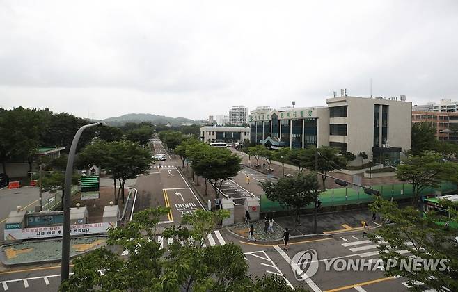 서부면허시험장 부지에 신규 주택 3천500가구 공급 (서울=연합뉴스) 임헌정 기자 = 정부가 공공 재건축 제도를 도입하고 서울 노원구 태릉골프장과 강남구 서울의료원 부지 등 신규부지 발굴 및 확장 등을 통해 수도권에 총 13만2천가구의 주택을 추가 공급한다고 4일 발표했다.      도심 내 군 부지와 공공기관 이전·유휴부지 및 미매각 부지 등도 발굴해 신규택지로 공급한다.      사진은 3천500가구가 공급될 예정인 서울 마포구 상암동 서부면허시험장 부지. 2020.8.4 kane@yna.co.kr