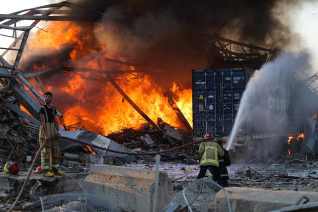 소방대원들이 4일 래바논 수도 베이루트에서 일어난 대형 폭발로 인한 화재를 진압하고 있다. 베이루트=AFP 연합뉴스