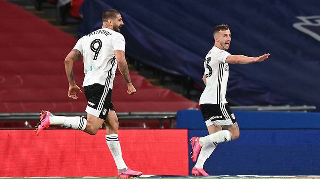 쐐기골에 기뻐하는 풀럼의 조 브라이언(오른쪽)