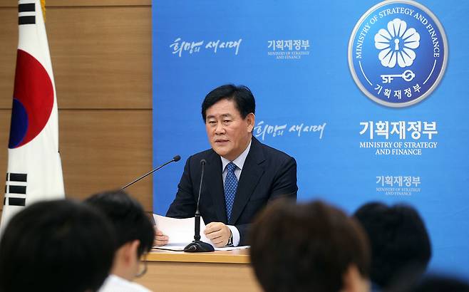 ⓒ연합뉴스2014년 최경환 경제부총리는 ‘빚 내서 집을 사라’며 부동산 규제를 대폭 완화했다.