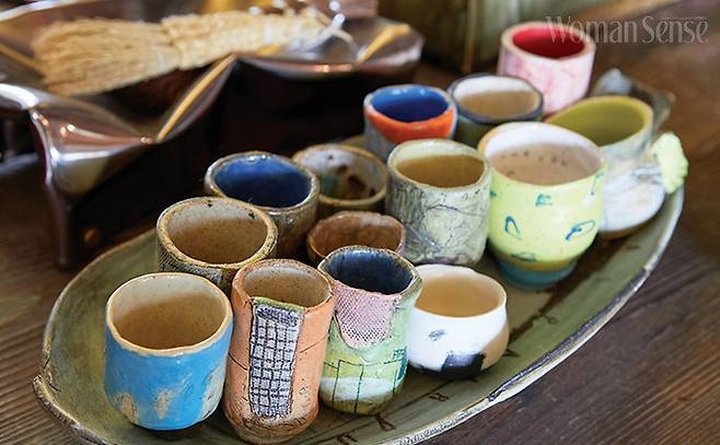 화가이자 도예가이며 건축학도인 지훈 스타크의 작은 술잔들. 작은 잔에 돌아가면서 그린 그림이 너무 사랑스러워 한곳에 모아두었다.