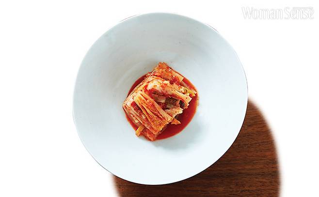 시원한 맛이 일품인 노영희 셰프의 김치. 스튜디오 푸디에서 보관해온 김장 김치의 마지막 통을 열었다. 새우젓과 멸치액젓만 넣고 무채를 넉넉히 넣어 담근다. 무채를 5mm 폭으로 납작하게 썰어 넣어 더욱 시원한 맛을 살리고 김치 속이 지저분하지 않게 담그는 것이 그녀만의 레시피. 속도 쉽게 무르지 않고 마지막 김치를 다 먹을 때까지 아삭아삭한 것이 특징이다.