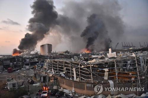 4일(현지시간) 레바논 수도 베이루트 항구에서 발생한 폭발 현장.[AFP=연합뉴스]