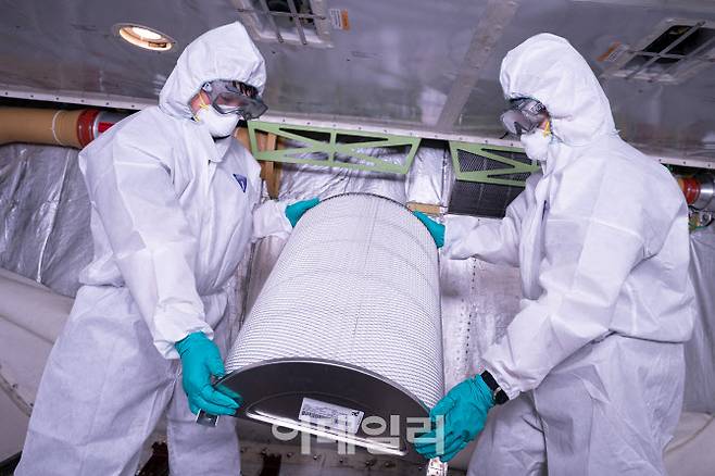 서울시 강서구 공항동 소재 대한항공 본사 격납고에서 보잉 747-8i 항공기 헤파 필터를 교체하고 있다.(사진=대한항공)