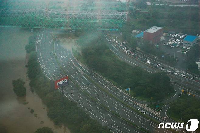 집중호우로 출근길 서울 주요 도로 곳곳이 통제된 6일 오전 서울 영등포구 63아트에서 바라본 올림픽대로가 텅 비어 있다. 2020.8.6/뉴스1 © News1 안은나 기자
