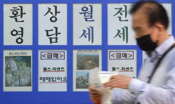 5일 서울 송파구 부동산중개업소 매물 정보란앞으로 한 시민이 지나가고 있다. /연합뉴스