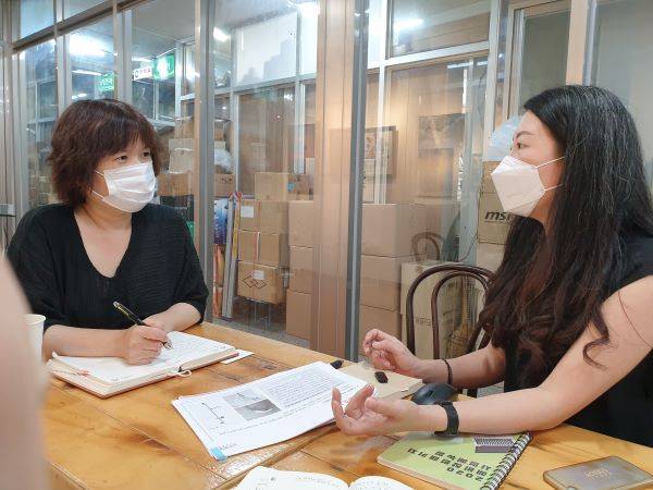 인터뷰 중인 문나래 대표.