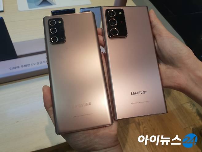 갤럭시노트20 일반 모델(왼쪽), 갤럭시노트20 울트라 모델 뒷모습. 후면에 트리플 카메라가 탑재됐으나, 튀어나온 정도에서 차이가 난다. [사진=김나리 기자]